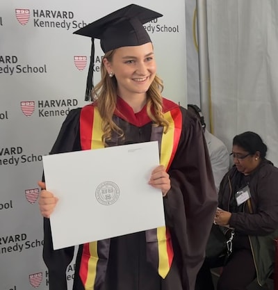 Het is gebeurd: prinses Elisabeth heeft haar Harvard-diploma in handen