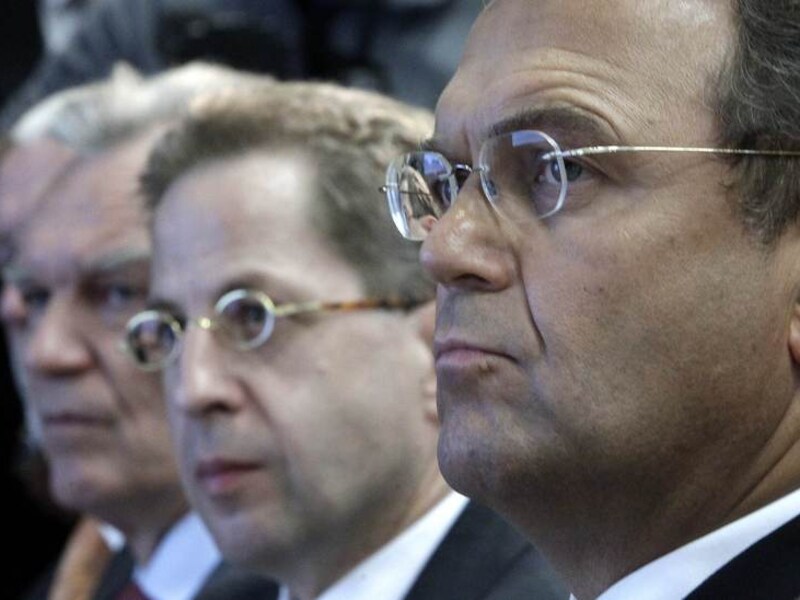 Het hoofd van de Duitse inlichtingendienst Hans-Georg Maassen (C) aanhoort een persconferentie over extremisme.
