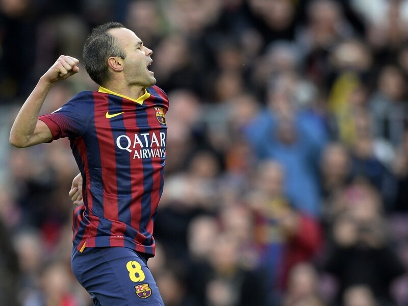 Andres Iniesta viert het omzetten van de eerste strafschop.