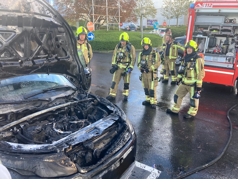 De geparkeerde Land Rover liep zware schade op bij de autobrand op de Engelse Wandeling in Kortrijk.