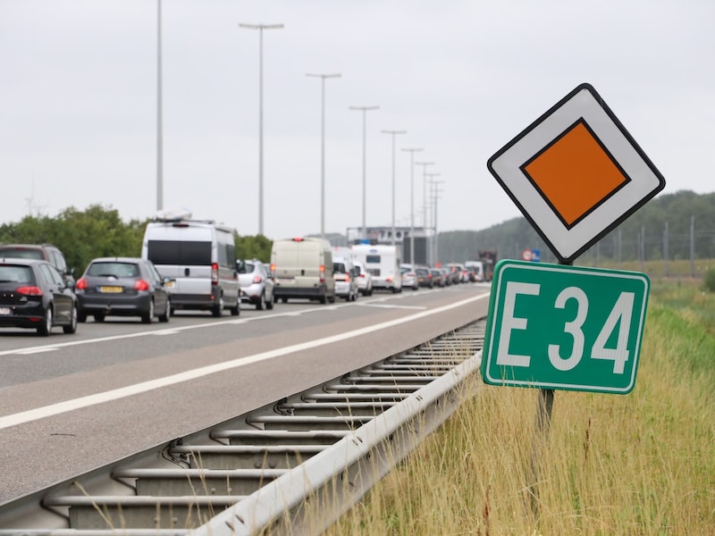 File op de E34 (illustratiebeeld).