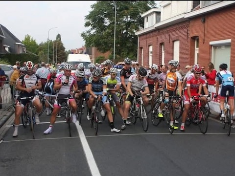 Beelden uit de oude doos van de wielerwedstrijd Criterium Becelaeres Hof.