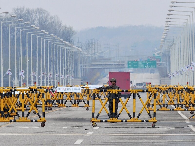 Een Zuid-Koreaanse soldaat bewaakt de weg naar Kaesong in Noord-Korea..