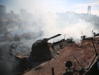 KIJK. Beelden tonen rokende overblijfselen van Syrische marineschepen in haven van Latakia na Israëlische bombardementen