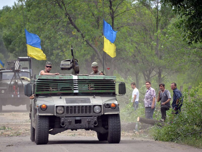Een Oekraïens legervoertuig bij de stad Kramatorsk in Oost-Oekraïne