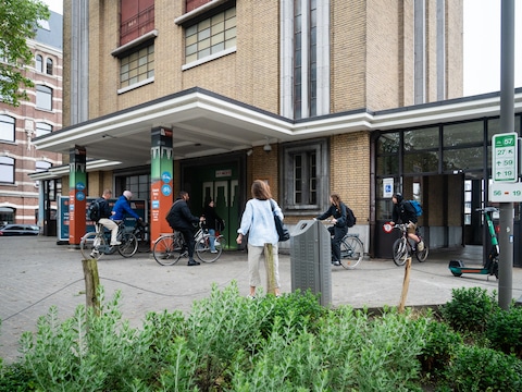 Antwerpen, sluiting van premetrotunnel tussen Linkeroever en Rechteroever. Metrostation op Groenplaats, enkele reizigers kijken toe. Sint-jansvliet, voetgangerstunnel, rustig. En Vaar, drukker dan normaal.