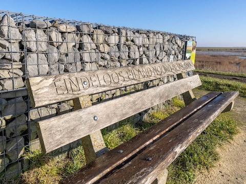 Een al bestaand bankje op de dijk bij de Keihoogteweg in Wissenkerke.