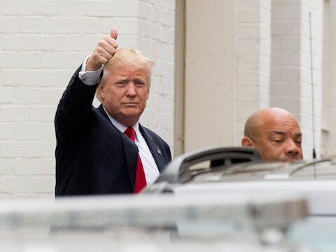 Donald Trump steekt zijn duim omhoog bij aankomst op de meeting met de Republikeinse Partij.