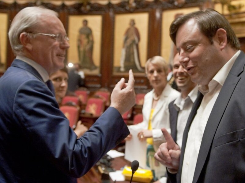 Ontslagnemend Senaatsvoorzitter Armand De Decker (MR) heet De Wever welkom in de Senaat.