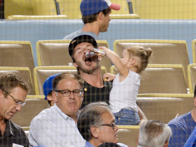 David Beckham en dochter Harper genieten van de baseballwedstrijd tussen de Chicago Cubs en de Los Angeles Dodgers in LA.