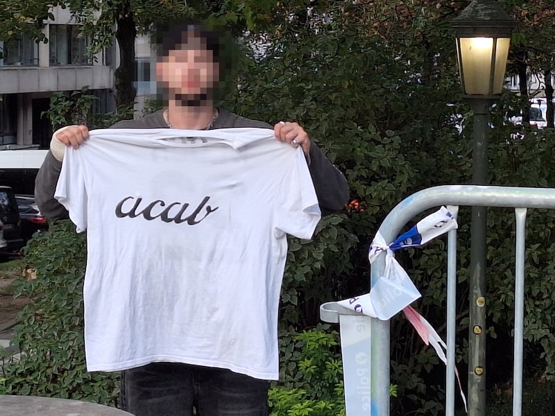Man met ACAB T-shirt in de buurt van de plechtigheid.