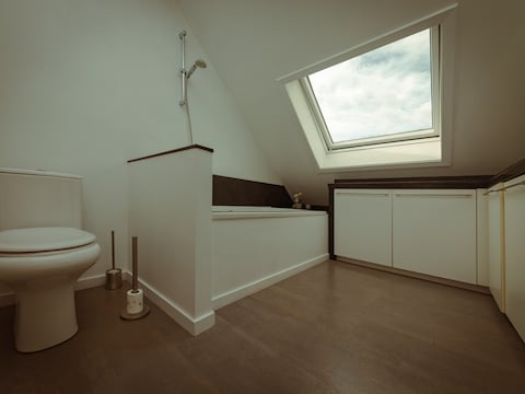 Uit cijfers van de FOD Financiën blijkt dat van een aantal panden niet officieel geregistreerd staat of er een badkamer of verwarming aanwezig is.