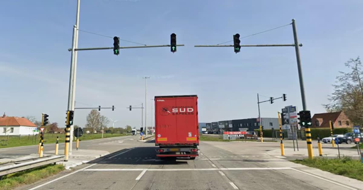 Boete voor tachtiger die na 4,9 seconden nog door rood reed op ‘berucht ...