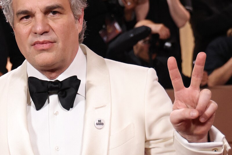 Mark Ruffalo draagt een speldje met ‘Be Good’ op de uitreiking van de Golden Globes.