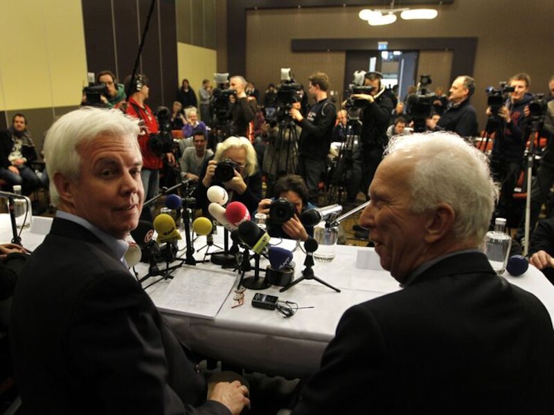 Wiebe Wieling (L) en Jan Oostenbrug (R) van De Friesche Elf Steden hielden vanochtend een druk bijgewoonde persconferentie.