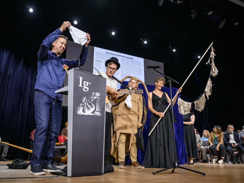 Van begraven onderbroeken tot kakkerlakkenmelk en stinkende tieners: de opvallendste “nep-Nobelprijzen” van 2026