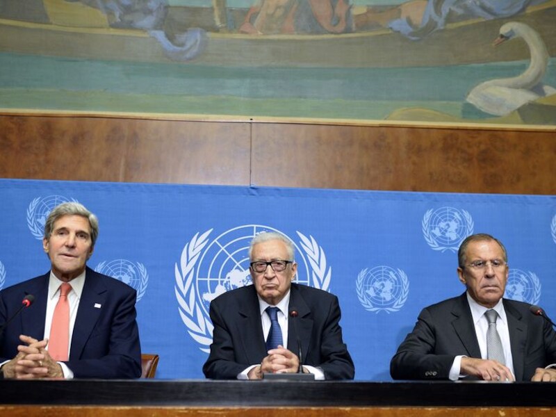 John Kerry (L) met VN-gezant Lakhdar Brahimi (C) en Russisch minister voor Buitenlandse Zaken Sergej Lavrov (R)