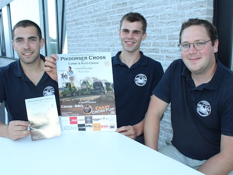 Nigel Hocquez uit Veurne, Lowie Louwagie uit Gijverinkhove en Robbie Barra uit Alveringem: drie van de acht vrienden die de pikdorsercross in Alveringem organiseren.