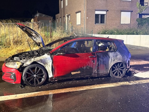 Het voertuig brandde volledig uit.