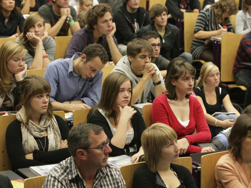 De UGent wil zo het probleem van de overvolle aula's aanpakken.