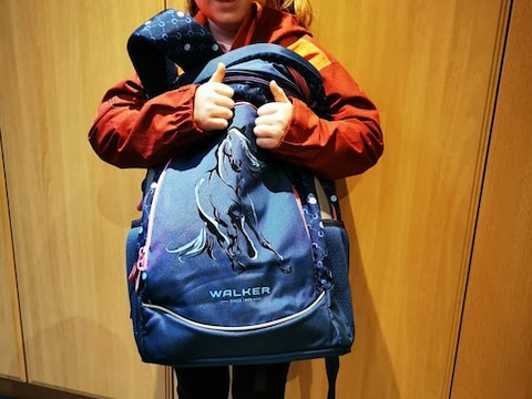 Amy is klaar voor de eerste schooldag.