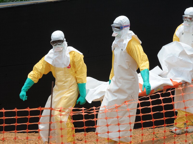 Medewerkers van Artsen Zonder Grenzen' dragen het lichaam van een van de slachtoffers van het ebolavirus in Sierra Leone.