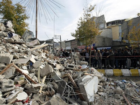 De ravage in Turkije is enorm: er werden al meer dan vierhonderd lichamen gevonden.
