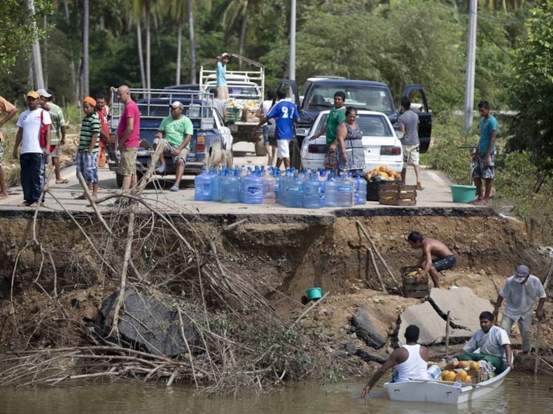 Mexicanen zijn gestrand omdat een brug over de Papagayos rivier is ingestort.