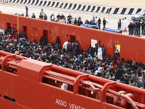 Italië vist regelmatig migranten uit het water, zoals hier in mei.