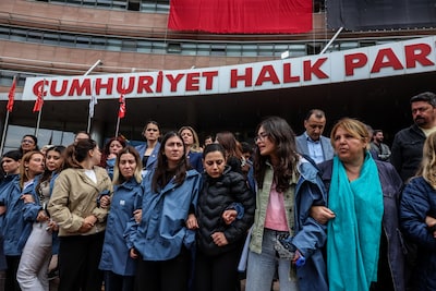 KIJK. Politie zet traangas in bij ontruiming hoofdkwartier Turkse oppositie: “Zwarte dag voor democratie”