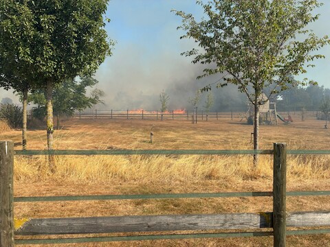 De brand in Montenaken woedt sinds 17 uur ongeveer.
