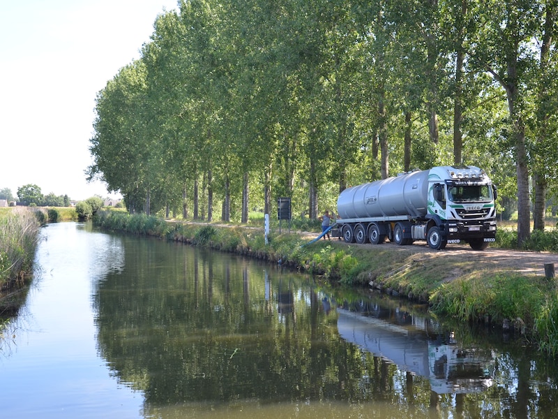 Oppompen water Moervaart (Illustratiebeeld)