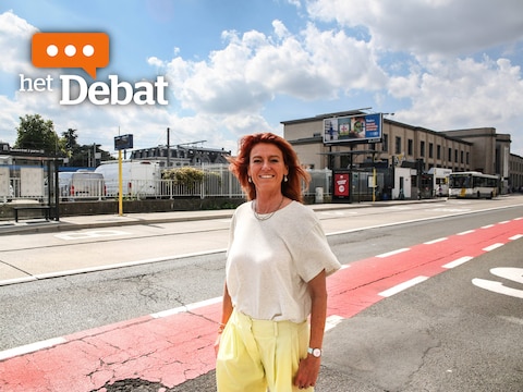 Burgemeester Ruth Vandenberghe in de Doornikselaan. Aan de overkant zie je waar de nieuwe tijdelijke fietsenstalling komt, rechts op de achtergrond zie je het treinstation van Kortrijk.