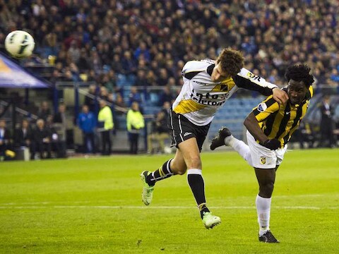 Wilfried Bony kopt de 1-0 achter Ten Rouwelaar.
