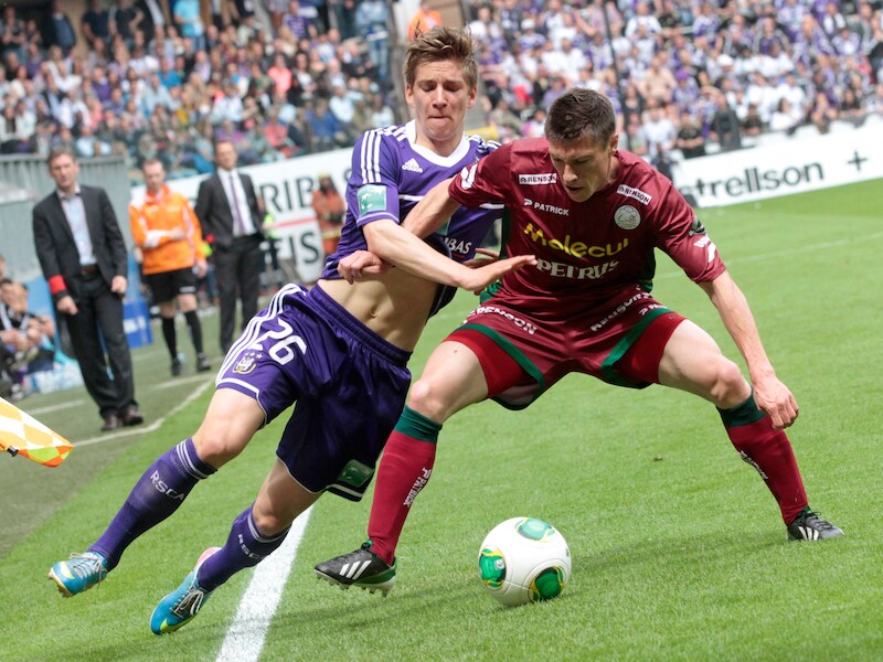 Delaplace (R) hier met Dennis Praet in duel tijdens de kampioenenwedstrijd tegen Anderlecht.