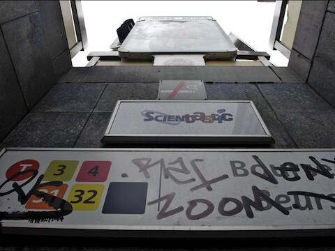 Ingang van het metrostation 'Beurs'.