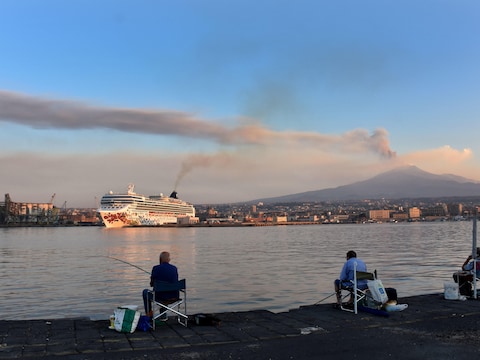 Een pluim van as en rook boven de Etna. Beeld van vandaag. 