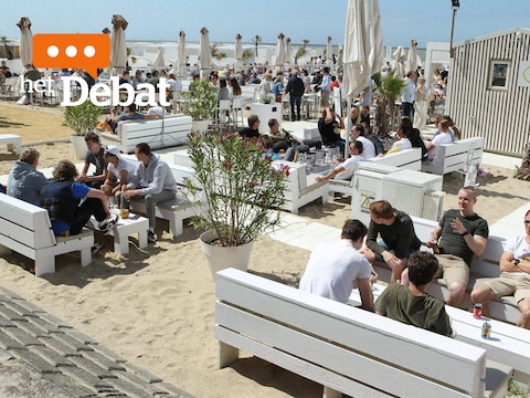 Drukte aan een beachbar (illustratiebeeld)
