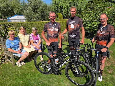 Dirk Van Hyfte, Sander Dobbelaere en Frans De Causmaecker uit Sint-Laureins, met de vrouwen in hun kielzog.