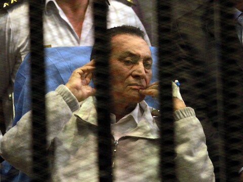 Voormalig president Hosni Mubarak zit nu achter de tralies