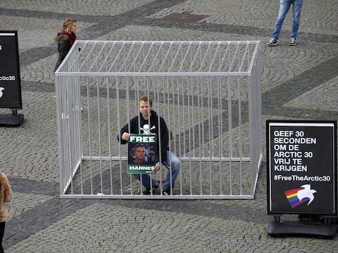Een sympathisant van de Nederlandse Greenpeace-activist Mannes Ubels, een van de 30 die vasten zit in het Russische Moermansk, demonstreert op de Grote Markt in Groningen. De Russische autoriteiten houden de zogenaamde Arctic 30 al een maand vast.