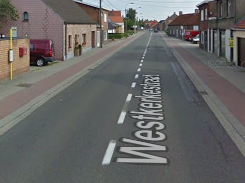 Uitstekende ladder knalt door zijruit van passerende bus in Ichtegem