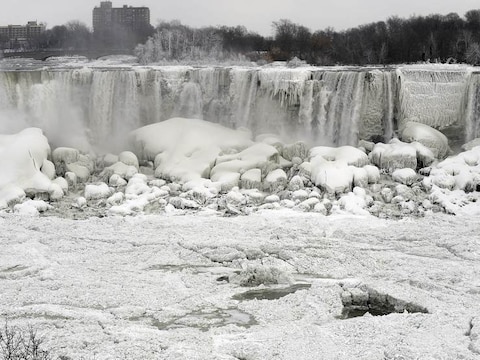 Foto van de bevroren Niagarawatervallen