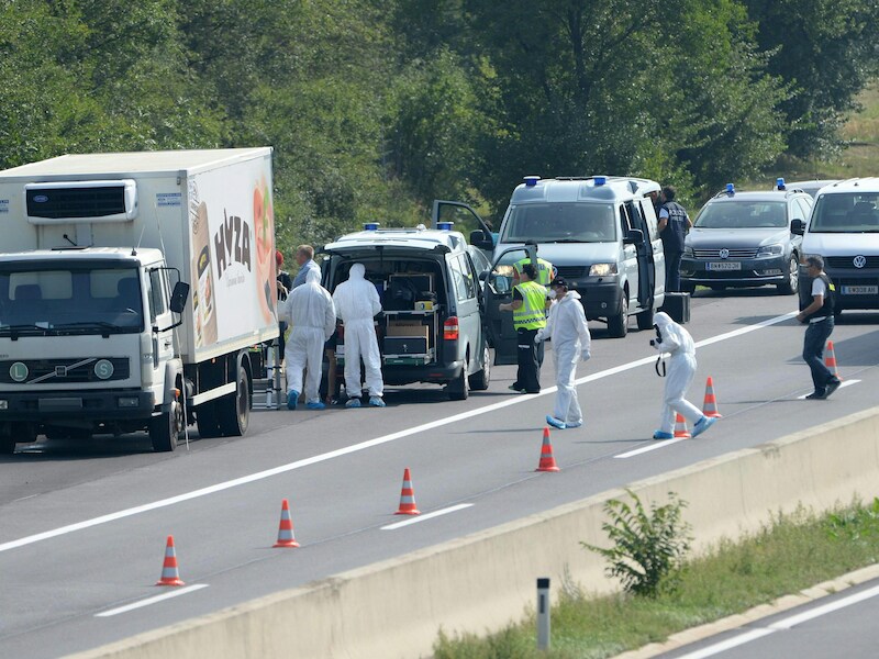 De 71 lijken werden op 27 augustus 2015 in een koelvrachtwagen ontdekt, die enige tijd verlaten op de pechstrook van snelweg 4 richting Wenen, tussen Neusiedl en Parndorf, had gestaan.