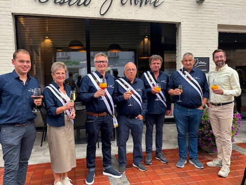 Feestcomité Niet Versaegen met bellenman Nick Hollevoet. 