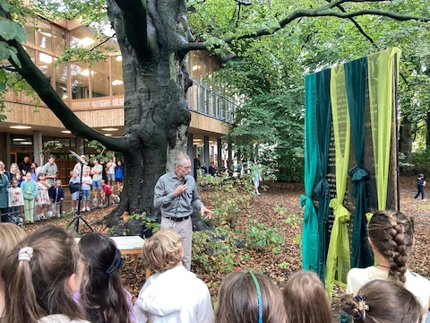 De inhuldiging van het monument en jubileumgedicht in freinetschool De Koorddanser in Meulebeke.