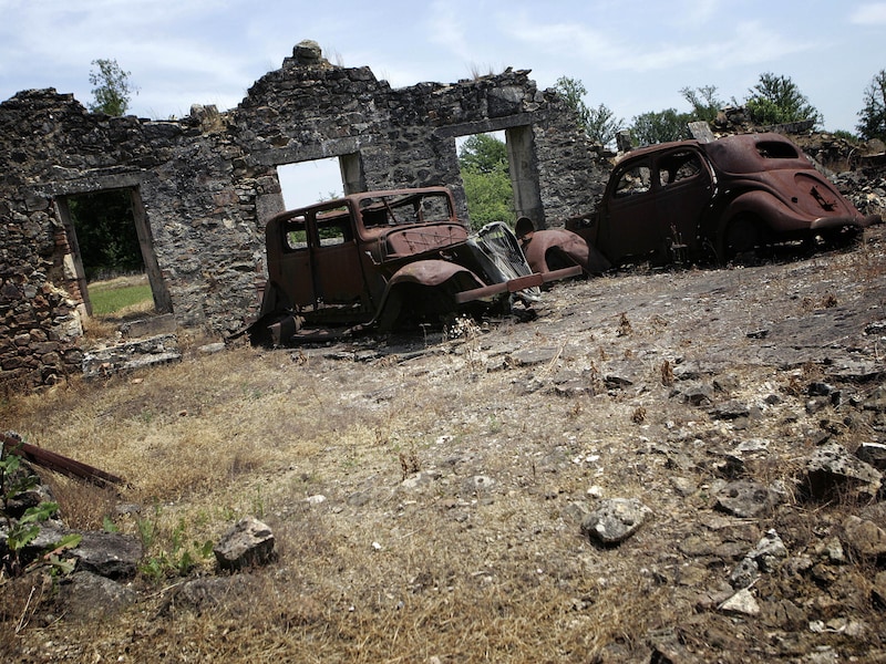 Op 10 juni 1944 stelden SS-troepen 642 inwoners van het Franse dorp Oradour-sur-Glane gruwelijk terecht. Ter herinnering aan de nazi-gruwel bleef het dorp daarna onaangeroerd.