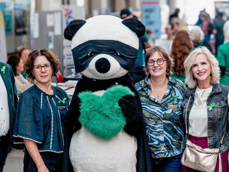 V.l.n.r. Filip Giraldo, Ingrid Mangelschots, Pandix, Alida Pierards, Miet Swinnen en Elke Martens.