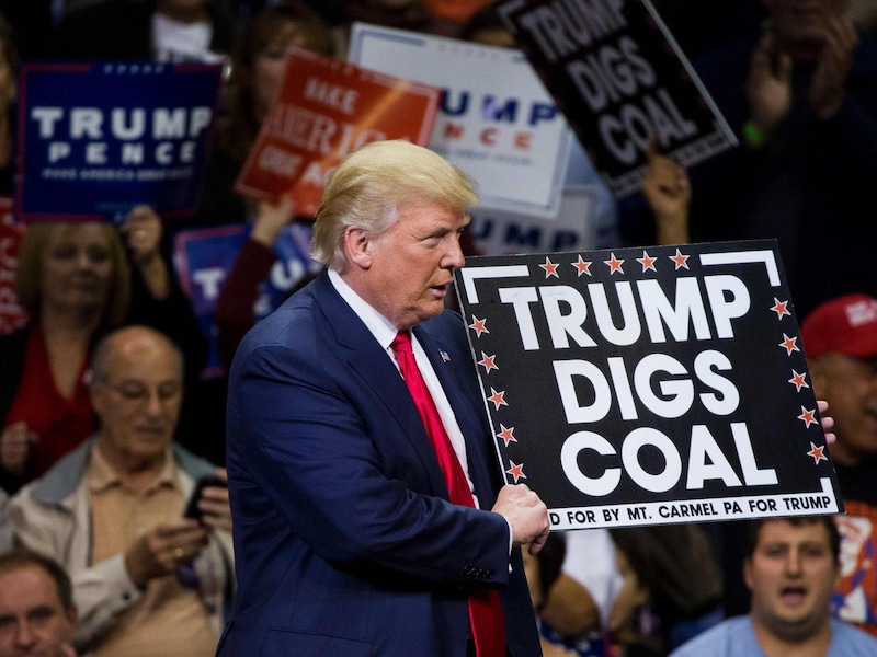 Donald Trump tijdens zijn campagne waar hij vaak naar gebieden ging waar de teloorgang van de kolenindustrie tot verlies van werkgelegenheid heeft geleid.