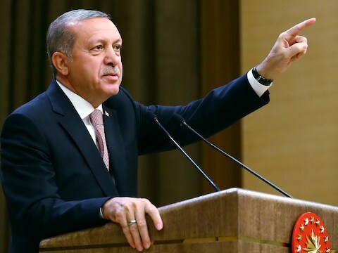 Volgens Erdogan zijn alle bedrijven, scholen en liefdadigheidsinstellingen die banden hebben met de Turkse geestelijke Fethullah Gülen "terreurnesten".